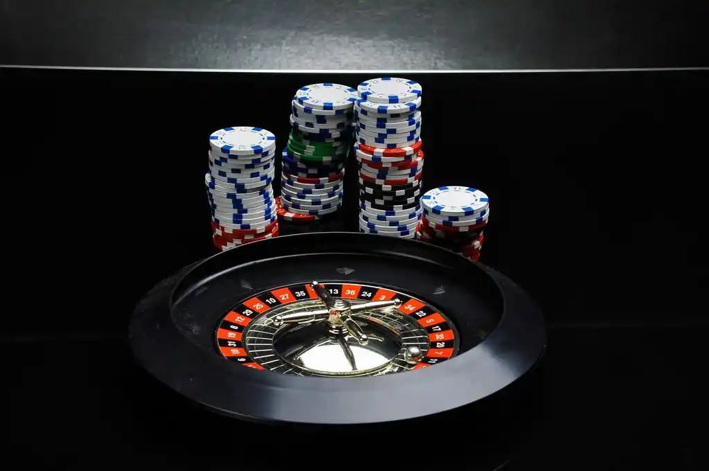 Player interface for Three Card Poker on toto767 daftar showing decision buttons, hand display, and chat panel